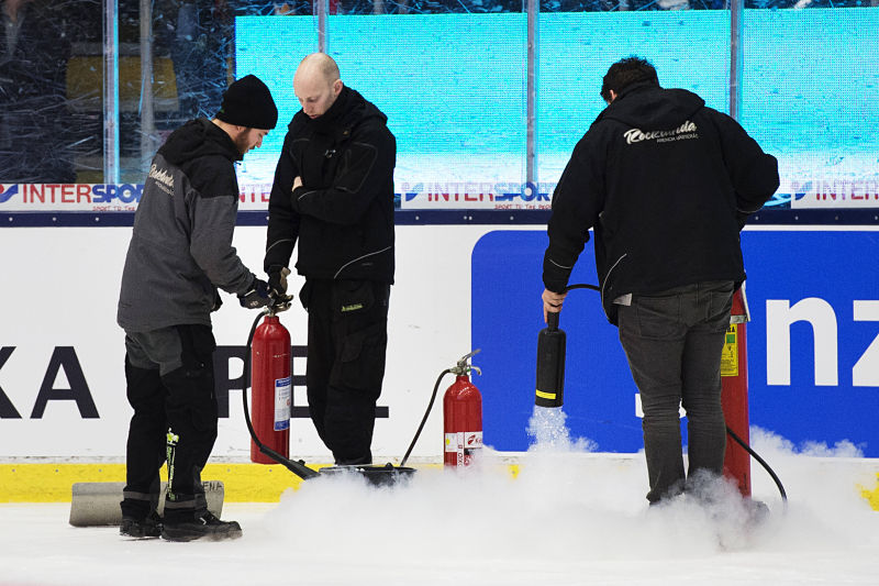 Duel Euro Hockey Tour mezi Švédskem a Finskem byl ve Västeras předčasně ukončen za stavu 1:0 pro hosty kvůli problémům s ledem. Duel Euro Hockey Tour mezi Švédskem a Finskem byl ve Västeras předčasně ukončen za stavu 1:0 pro hosty kvůli problémům s ledem.