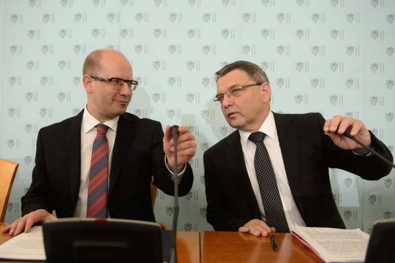 Premiér Bohuslav Sobotka a ministr zahraničí Lubomír Zaorálek.