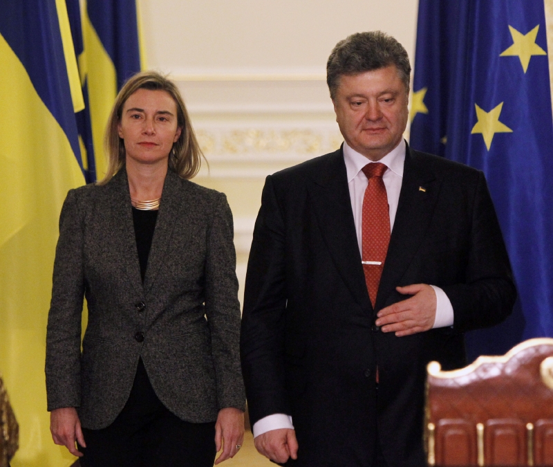 Šéfka evropské diplomacie Federica Mogheriniová a ukrajinský prezident Petro Porošenko.