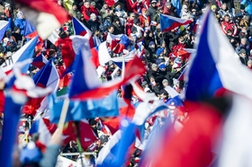 Vlajky byly všude, kam jen lidské oko dohlédlo.
