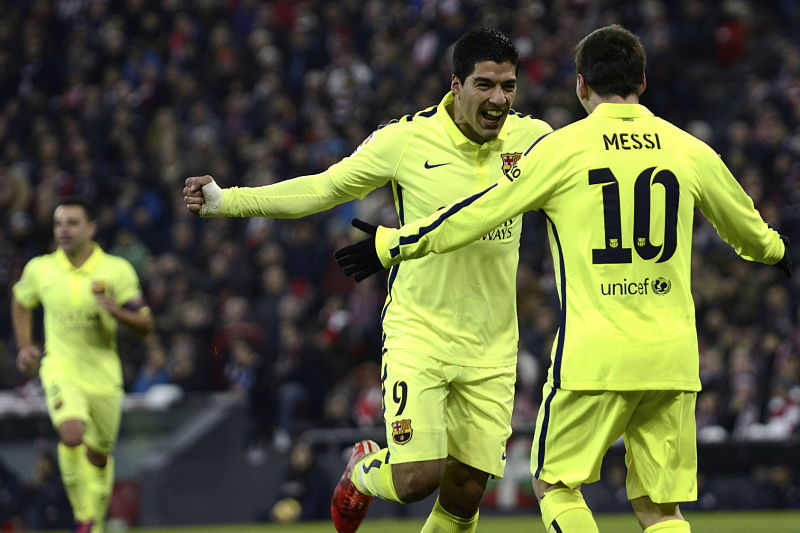Fotbalisté Barcelony stáhli ve španělské lize náskok vedoucího Realu Madrid na pouhý bod.