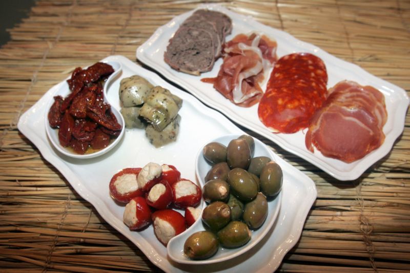Tapas je synonymum pro malé občerstvení, degustační talířek či jednohubky.