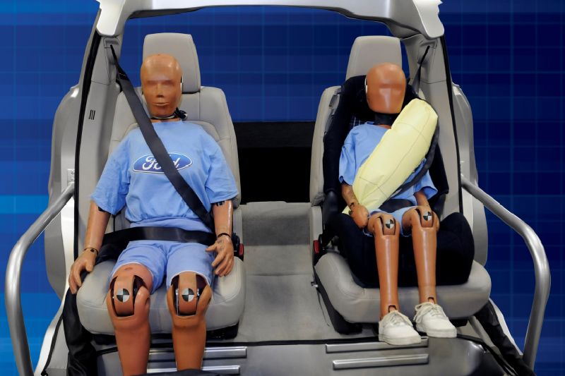 Bezpečnostní pás se zdokonaluje, například Ford nabízí jeho nafukovací verzi.