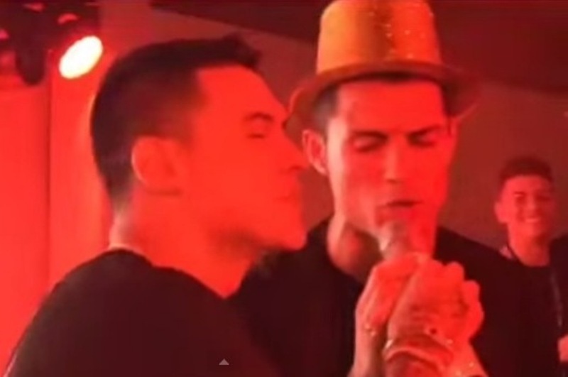 Cristiano Ronaldo (vpravo) na své narozeninové oslavě.