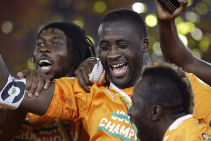 Yaya Touré (uprostřed) slaví spolu se spoluhráči.