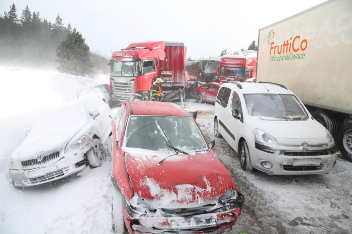 Momentka z hromadné havárie na dálnici D1.