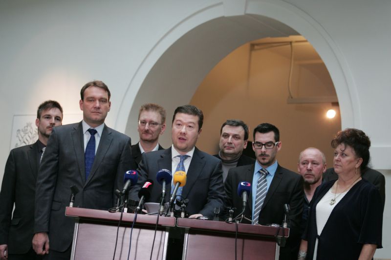 Poslanecký klub Úsvitu ještě v čele s Tomiem Okamurou. Ten se podle šéfa poslanců Marka Černocha může stát členem nové strany. Poslanecký klub Úsvitu ještě v čele s Tomiem Okamurou. Ten se podle šéfa poslanců Marka Černocha může stát členem nové strany.