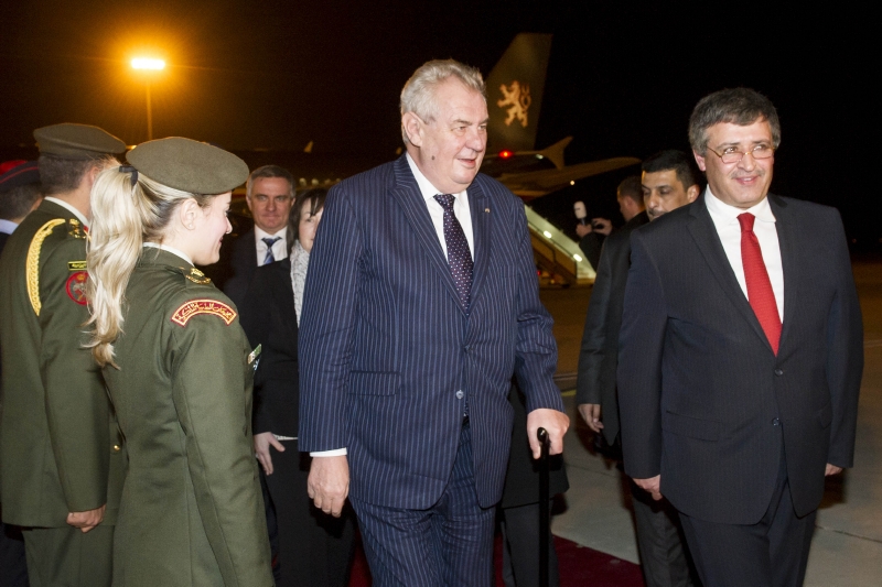 Prezident Miloš Zeman zahájil oficiální návštěvu Jordánska. Na letišti jej přivítal jordánský ministr turismu Nidál Kataminí (vpravo). Prezident Miloš Zeman zahájil oficiální návštěvu Jordánska. Na letišti jej přivítal jordánský ministr turismu Nidál Kataminí (vpravo).