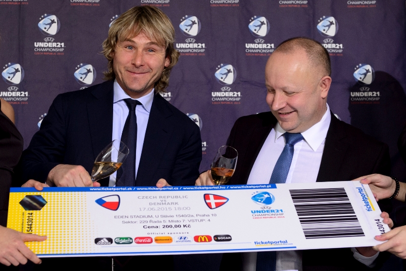Prodej vstupenek na šampionát "jedenadvacítek" zahájil i Pavel Nedvěd.