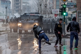 Protivládní demonstrace v Prištině.