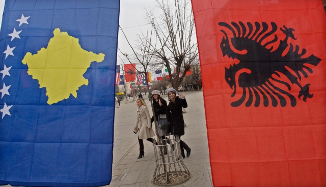 Mávající Kosovanky.