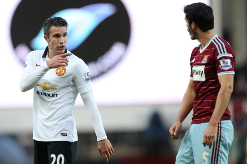 Robin van Persie (vlevo) v debatě s Jamesem Tomkinsem po úderu loktem.