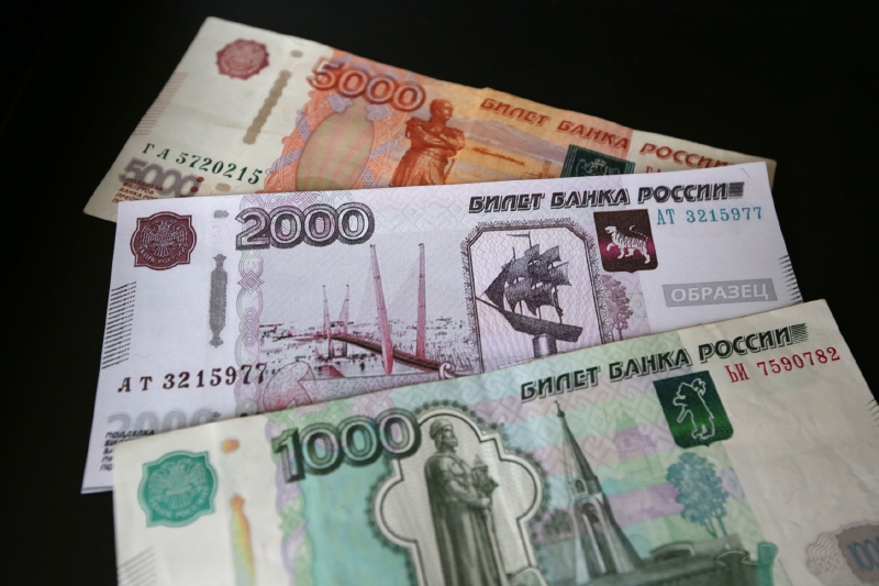 Mezi tisícovkou a pětitisícovkou rublů je díra.