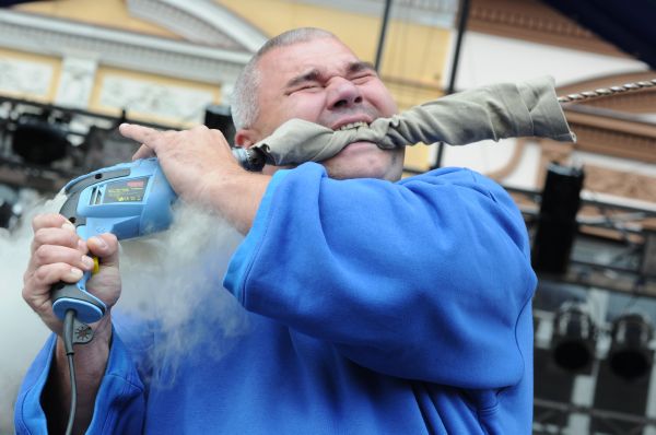 Vytrvalostní držení vrtáku spuštěné vrtačky v zubech - silák René Golem Richter.