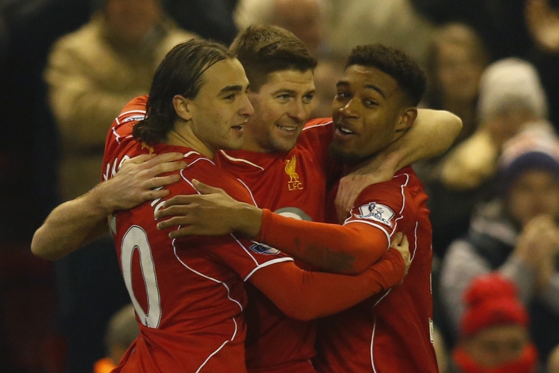Radující se fotbalisté Liverpoolu.