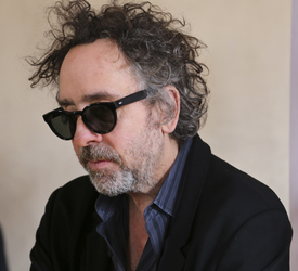 Tim Burton při návštěvě Prahy ku příležitosti otevření výstavy.