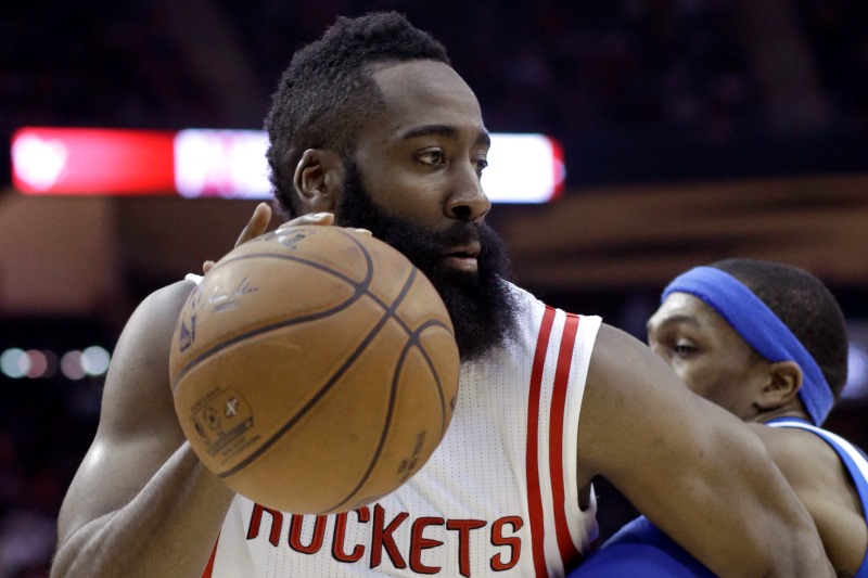 James Harden rozhodl v NBA skvělým výkonem v poslední čtvrtině o vítězství basketbalistů Houstonu na hřišti Pheonixu 127:118. 