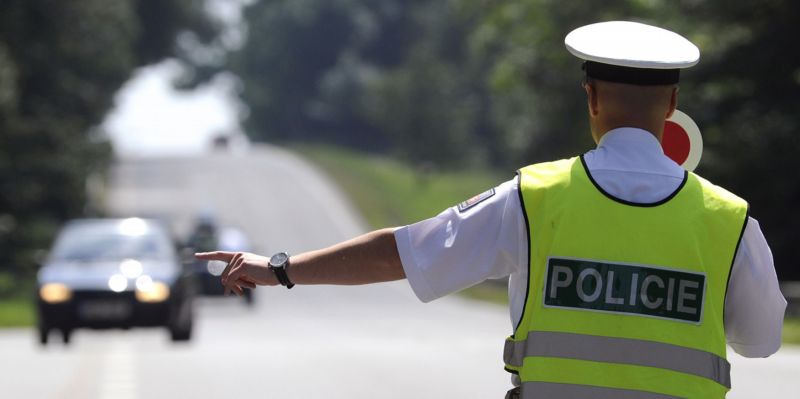 Policisté údajně zajišťovali i uzavírky silnic (ilustrační foto). Policisté údajně zajišťovali i uzavírky silnic (ilustrační foto).