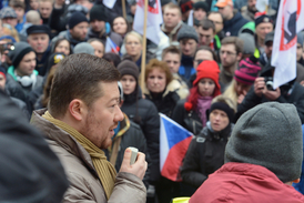 Členové Hnutí Okamurovi vyčítali jeho přílišnou xenofobii. Na snímku promlouvá na protiislámské demonstraci.