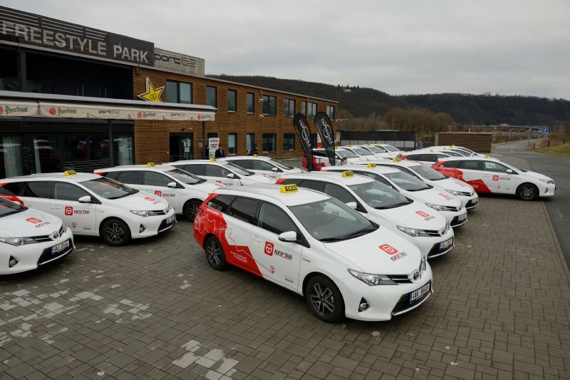 Hybridní toyoty v roli pražského taxíku.