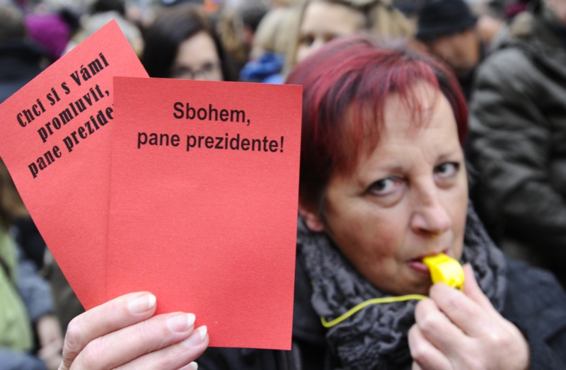 Podle průzkumu se lidem nelíbí, jak prezident dbá o vážnost svého úřadu.