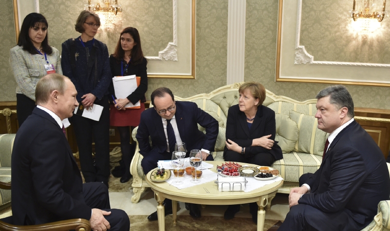 Prezidenti Vladimir Putin a Petro Porošenko začali v Minsku summit za účasti kancléřky Angely Merkelové a prezidenta Françoise Hollanda. Prezidenti Vladimir Putin a Petro Porošenko začali v Minsku summit za účasti kancléřky Angely Merkelové a prezidenta Françoise Hollanda.