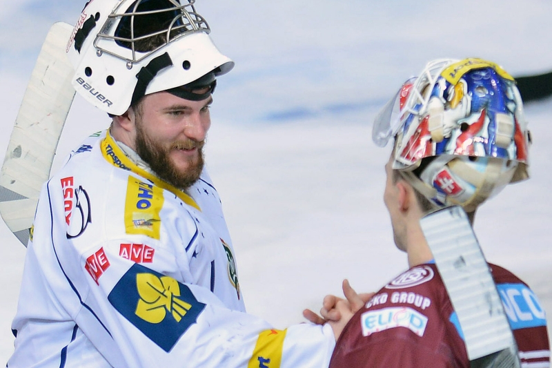 Utkání 45. kola hokejové extraligy HC Sparta Praha - HC Kometa Brno 11. února v Praze. Brankář Komety Marek Čiliak (vlevo) přijímá od brankáře Sparty Jaroslava Januse gratulaci k vítězství.