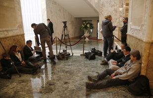 Maraton jednání - unavení politici i novináři.