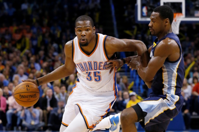 Hvězda Oklahomy Kevin Durant (vlevo).