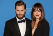 Hlavní herci Jamie Dornan a Dakota Johnsonová. Nabídka hrát ve filmu Padesát odstínů šedi herečku údajně dojala až k slzám, protože patří mezi fanynky knížky.