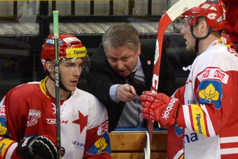 Trenér Slavie Martin Gregor udílí pokyny svým svěřencům.