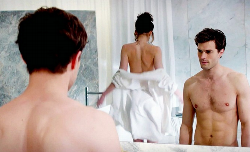 Herec Jamie Dornan se vyjádřil, že nemá rád své tělo a obleky. Přitom obleky a nahé tělo jsou alfou a omegou jeho postavy Greye.