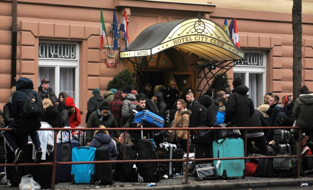 Dánští turisté před pražským hotelem (foto z února 2013).