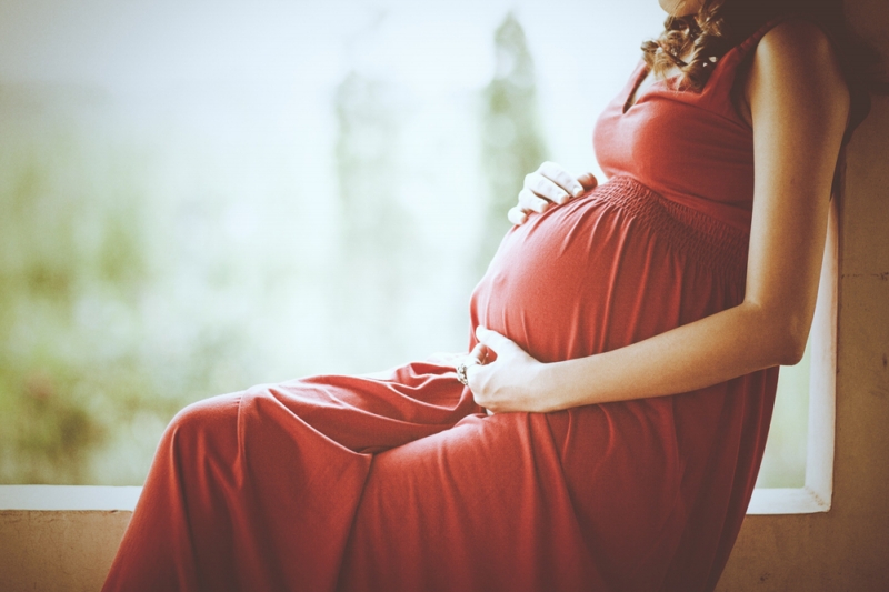 Při vaginálním porodu se až na trojnásobek natáhnou svaly pánevního dna a mohou se natrhnout (ilustrační foto).
