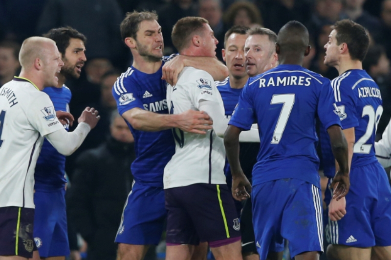 Potyčka během zápasu Chelsea s Evertonem.