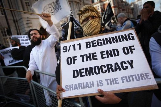 Protest radikálních muslimů v Británii.