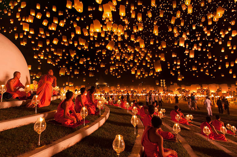Yi Peng – ThajskoFestival Yi Peng spolu s Loy Krathong patří mezi nejoblíbenější tradiční thajské slavnosti. Slaví se vždy po celém Thajsku v listopadu a to v noci o dvanáctém úplňku. Tisíce lampionů jsou vypuštěny na večerní oblohu. Při oslavách Loy Krathongu se lucerničky vypouští na vodu, a tak je rozzářená jak obloha, tak i vodní hladina. Během obou festivalů lidé také zdobí své domy, zahrady a chrámy papírovými lucerničkami s velmi složitými vzory. Yi Peng – ThajskoFestival Yi Peng spolu s Loy Krathong patří mezi nejoblíbenější tradiční thajské slavnosti. Slaví se vždy po celém Thajsku v listopadu a to v noci o dvanáctém úplňku. Tisíce lampionů jsou vypuštěny na večerní oblohu. Při oslavách Loy Krathongu se lucerničky vypouští na vodu, a tak je rozzářená jak obloha, tak i vodní hladina. Během obou festivalů lidé také zdobí své domy, zahrady a chrámy papírovými lucerničkami s velmi složitými vzory.
