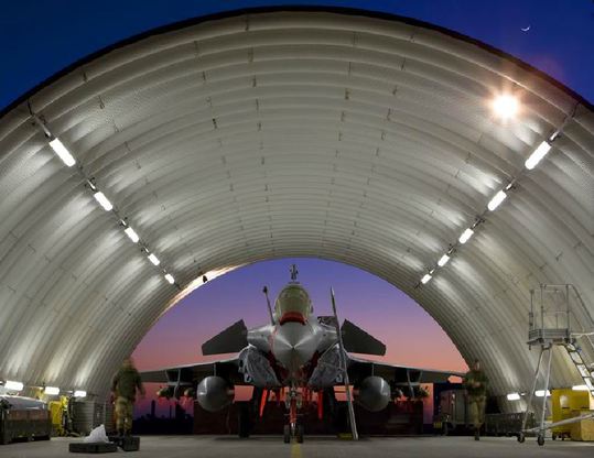 Letoun Rafale v hangáru.
