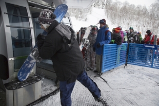 Dlouhé fronty u lanovek v Krásné Poljaně.