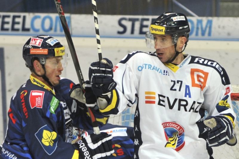 Druhé utkání předkola play off hokejové extraligy: HC Vítkovice Steel - Bílí Tygři Liberec, 11. března v Ostravě. Zleva Martin Čakajík z Liberce a Peter Húževka z Vítkovic.