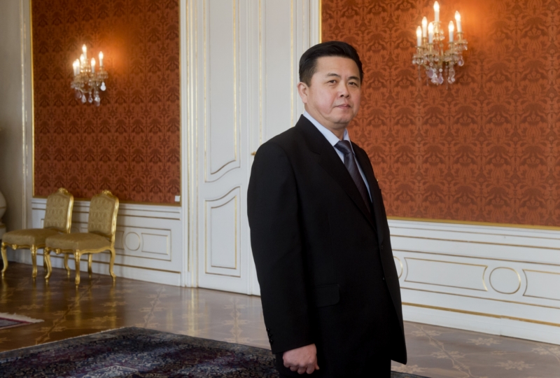 Zplnomocněný velvyslanec Korejské lidově demokratické republiky Kim Pchjong-il (na snímku) na Pražském hradě při jeho lednové návštěvě. Zplnomocněný velvyslanec Korejské lidově demokratické republiky Kim Pchjong-il (na snímku) na Pražském hradě při jeho lednové návštěvě.