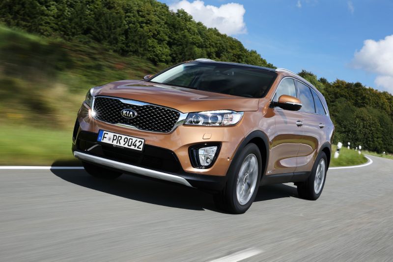 Nová generace modelu Sorento přijela s podlouhlými světlomety protaženými do stran.