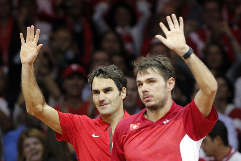 Asi takhle nějak dávají Roger Federer a Stan Wawrinka své "pápá" reprezentaci Švýcarska pro 1. kolo Davis Cupu.