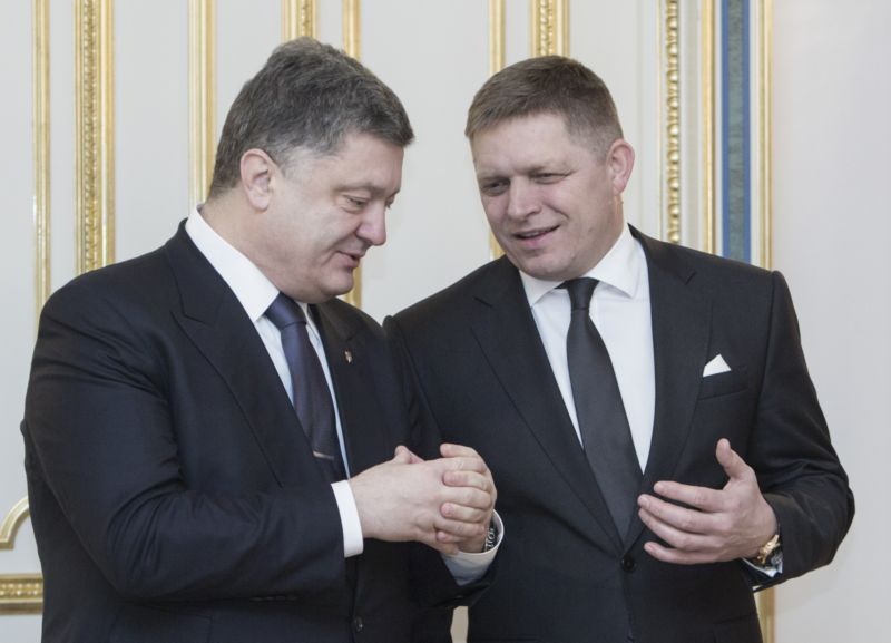 Ukrajinský prezident Petro Porošenko (vlevo) a slovenský premiér Robert Fico. Ukrajinský prezident Petro Porošenko (vlevo) a slovenský premiér Robert Fico.