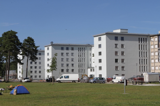 Betonový kolos měl být největší zotavovnou na světě. Na snímku je část budov, které prošly rekonstrukcí.