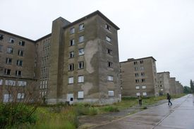 Zchátralý rekreační komplex.