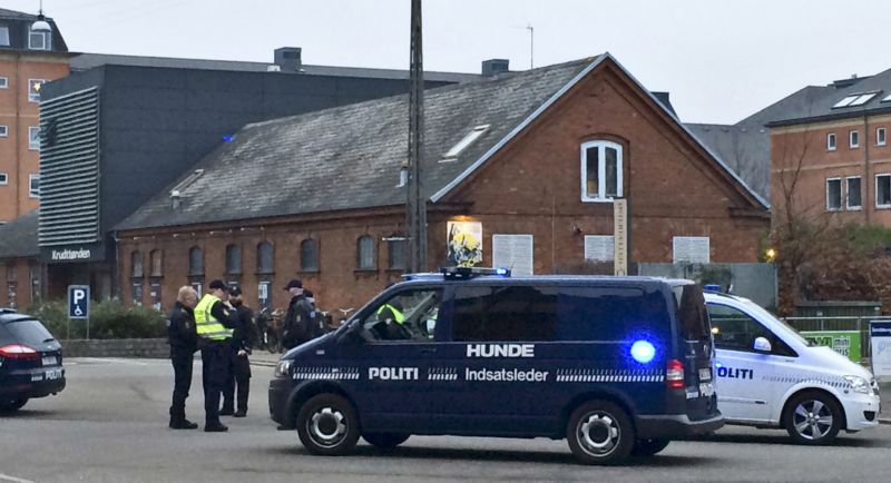 Policisté u domu, kde proběhl první útok. Zde se konala diskuse s názvem Umění, rouhání a svoboda projevu.
