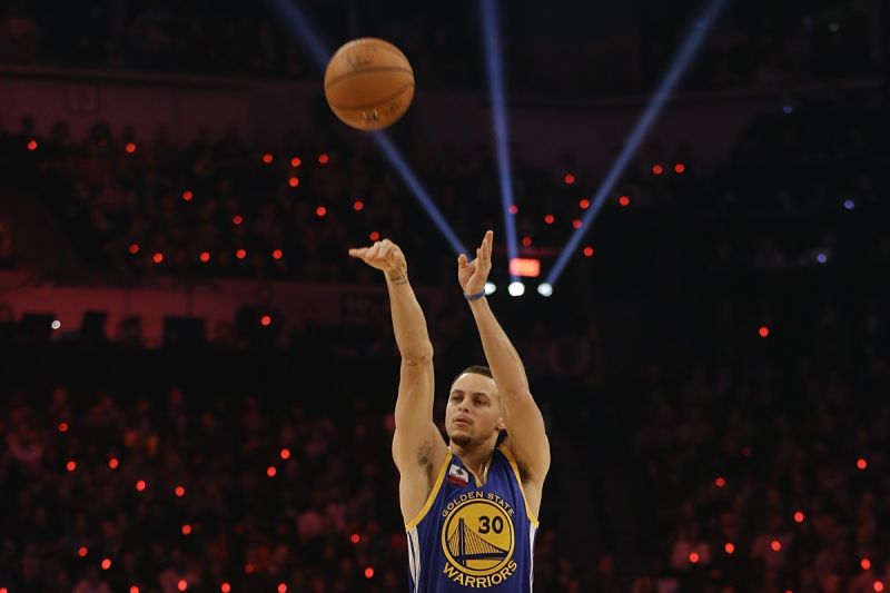 Basketbalista Golden State Stephen Curry potvrdil pozici jednoho z nejlepších střelců NBA. Basketbalista Golden State Stephen Curry potvrdil pozici jednoho z nejlepších střelců NBA.