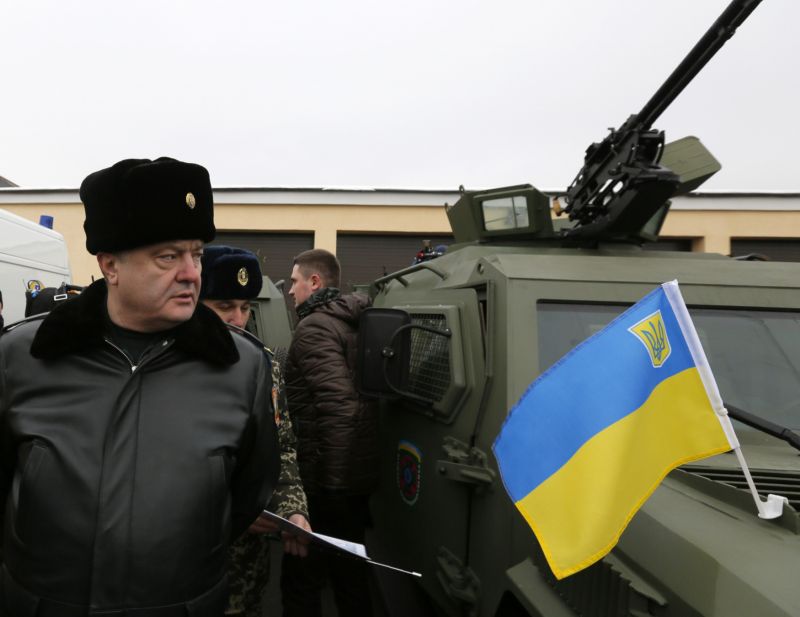 Prezident Porošenko mluvil v minulých dnech o vyhlášení válečného stavu v případě nezdaru příměří. Na snímku při prohlídce obrněných transportérů pohraniční stráže v Kyjevě. Prezident Porošenko mluvil v minulých dnech o vyhlášení válečného stavu v případě nezdaru příměří. Na snímku při prohlídce obrněných transportérů pohraniční stráže v Kyjevě.