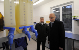 Premiér Bohuslav Sobotka na navštěvě areálu Správy státních hmotných rezerv v Kostelci u Heřmanova Městce. Provází ho šéf SSHR Pavel Švagr.